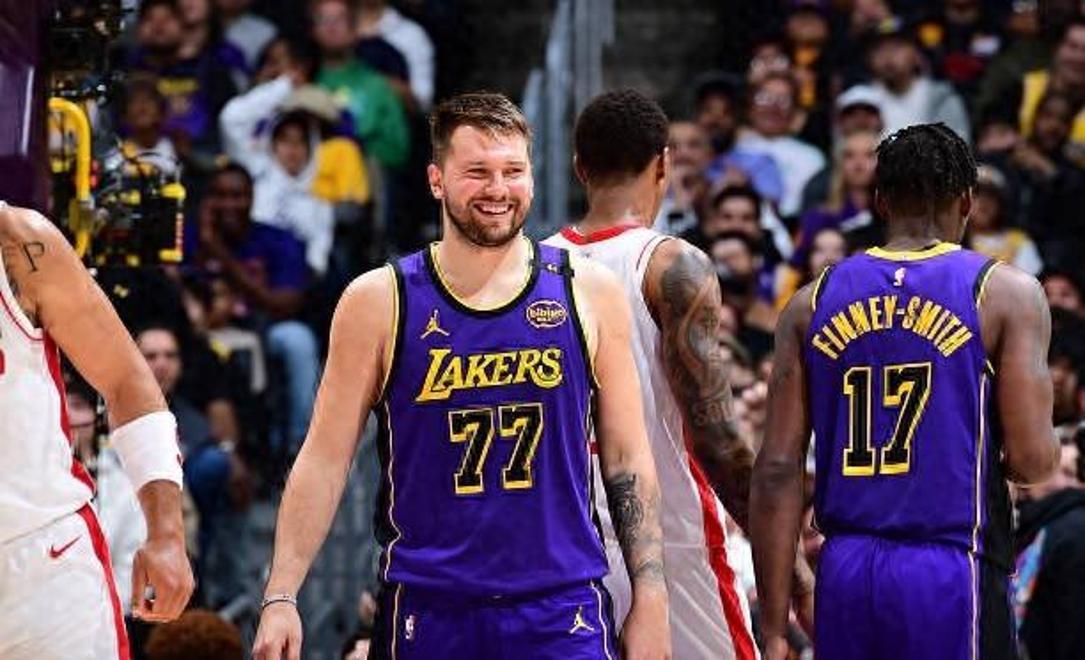 东契奇三巨头联手，西蒙斯得分突破，逆转取胜冲击季后赛！的简单介绍