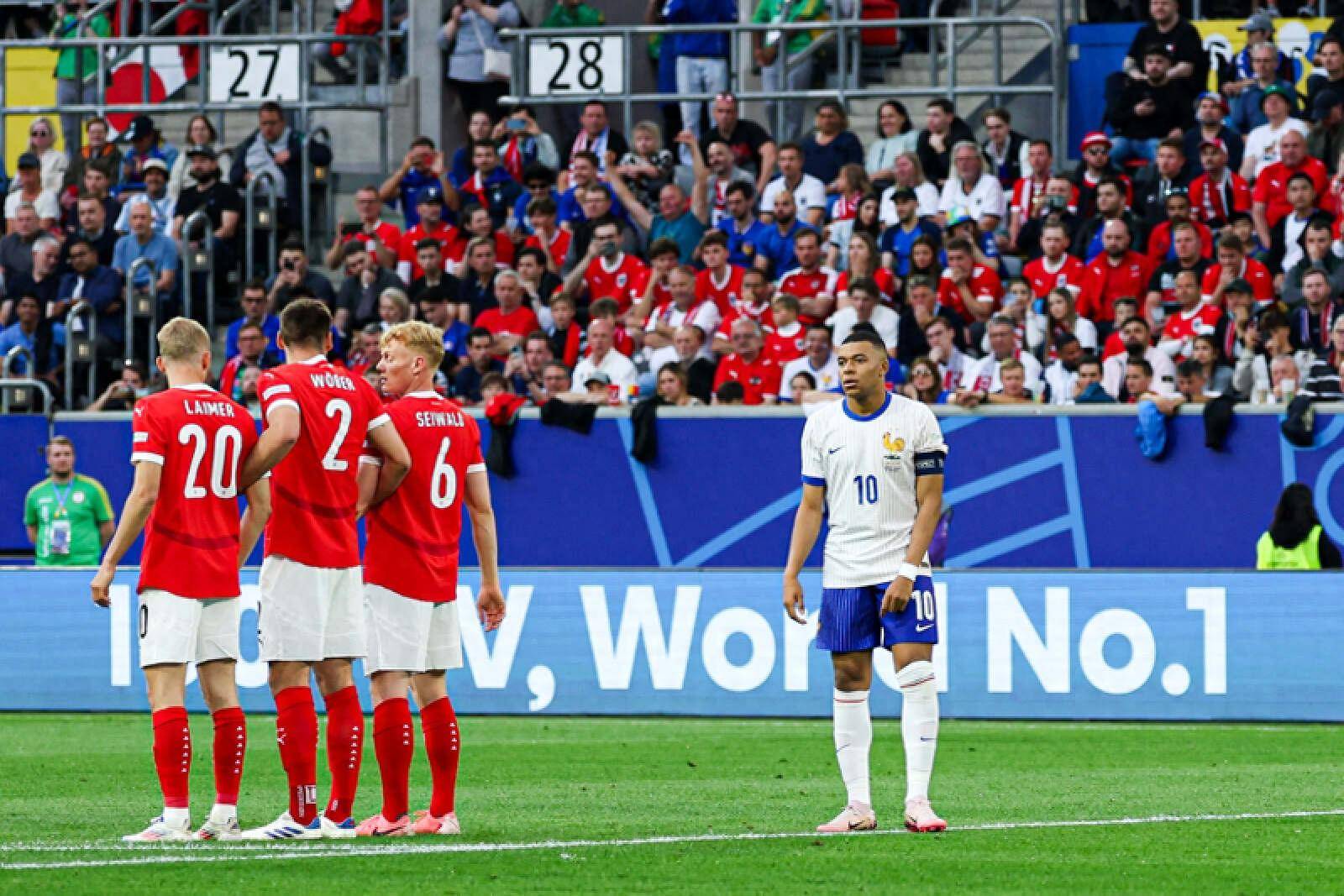 姆巴佩在法国队比赛中出色发挥，表现优异引发热议！